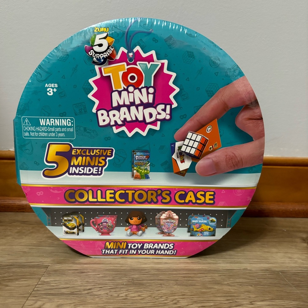 Mini brand’s collection case with 5 exclusive minis